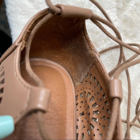 Mossimo Women’s Laser Cut Pointed Toe Shoe - Picture 3 of 10